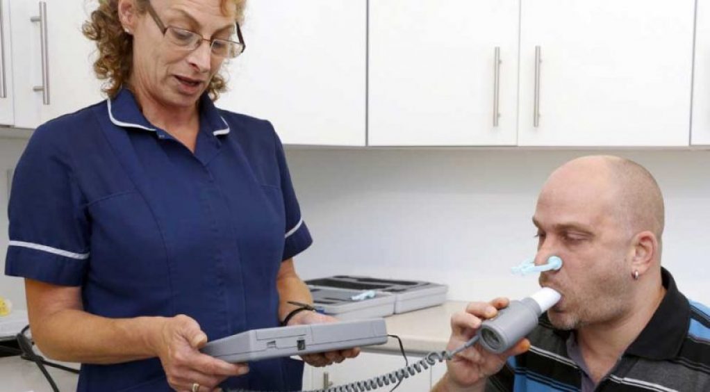Nurse performing Spirometry
