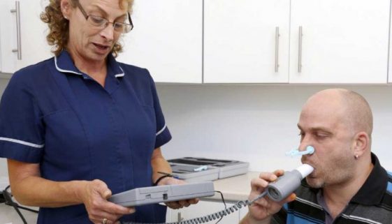 Nurse performing Spirometry